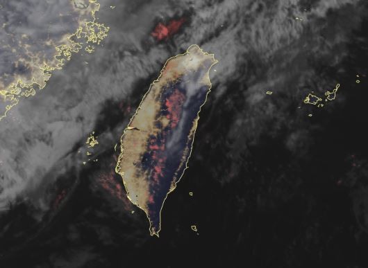 樹快被吹倒！中部民眾嚇醒「半夜突然颳起強風」　氣象局預告「天氣巨變」網驚呼：不是幻覺