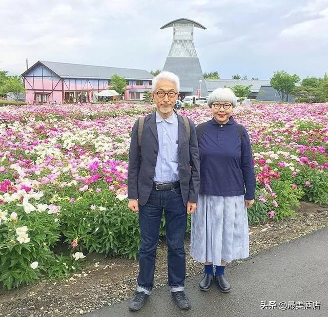 老夫妻愛了40年！每天「穿情侶裝曬恩愛」 粉絲全融化：到老也要這麼幸福