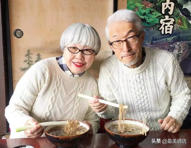 老夫妻愛了40年！每天「穿情侶裝曬恩愛」 粉絲全融化：到老也要這麼幸福