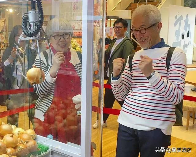 老夫妻愛了40年！每天「穿情侶裝曬恩愛」 粉絲全融化：到老也要這麼幸福