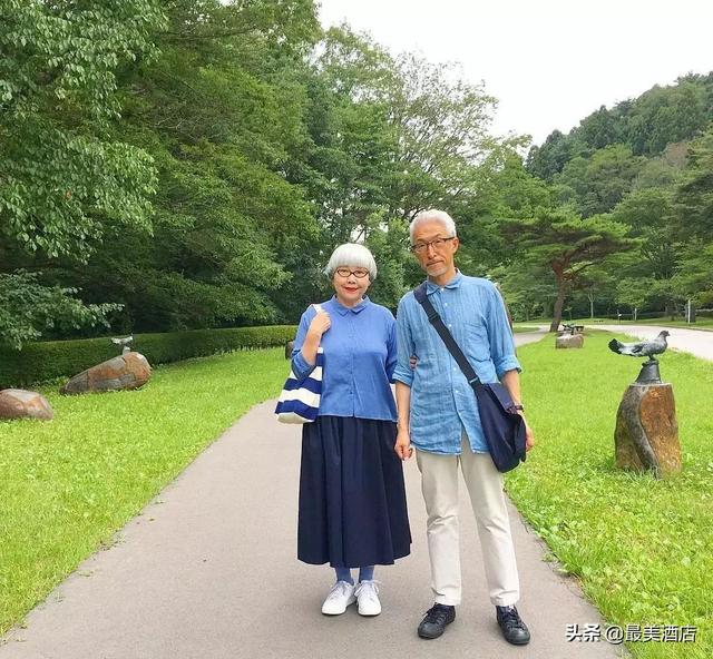 老夫妻愛了40年！每天「穿情侶裝曬恩愛」 粉絲全融化：到老也要這麼幸福