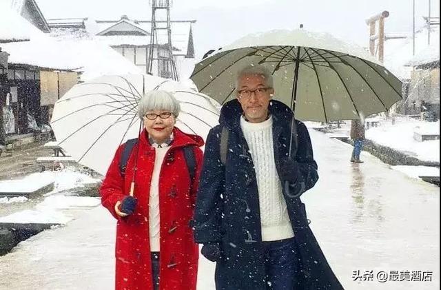 老夫妻愛了40年！每天「穿情侶裝曬恩愛」 粉絲全融化：到老也要這麼幸福