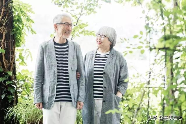 老夫妻愛了40年！每天「穿情侶裝曬恩愛」 粉絲全融化：到老也要這麼幸福
