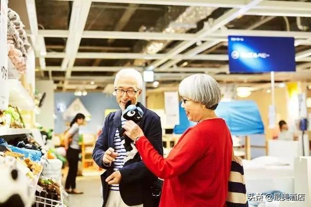 老夫妻愛了40年！每天「穿情侶裝曬恩愛」 粉絲全融化：到老也要這麼幸福