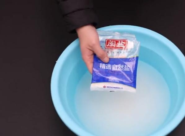 清水拖地很快就又髒了，用這個小方法，地板光亮不留灰，一看都能學會
