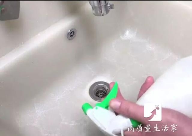 難怪花露水賣得越來越好！看完這「4個妙用」，趕緊在家裡放一瓶 