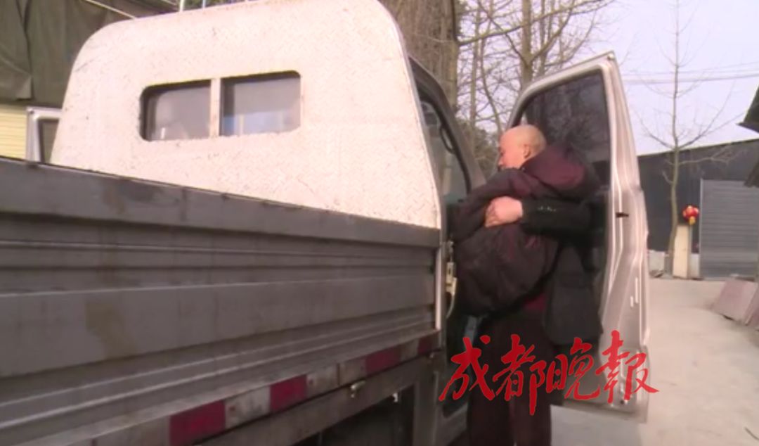 看哭！50歲貨車司機「載9旬病母工作7年」  緊牽雙手喊「副駕駛永遠為您留著」全村淚崩