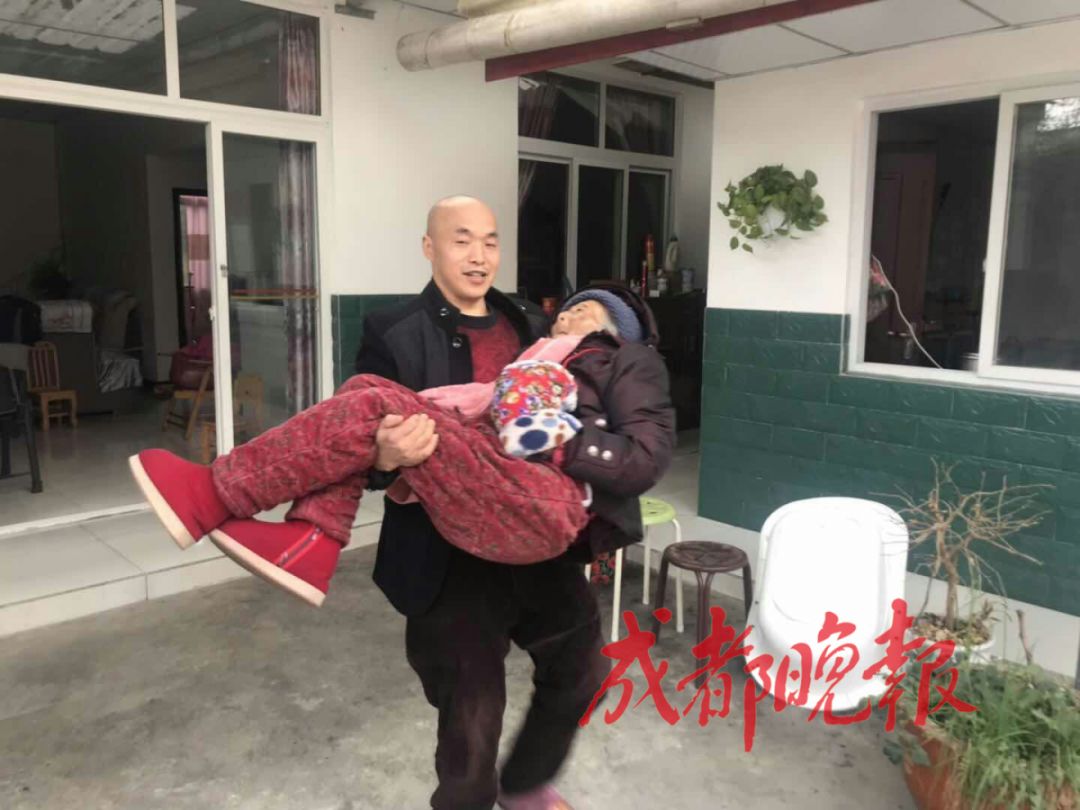 看哭！50歲貨車司機「載9旬病母工作7年」  緊牽雙手喊「副駕駛永遠為您留著」全村淚崩