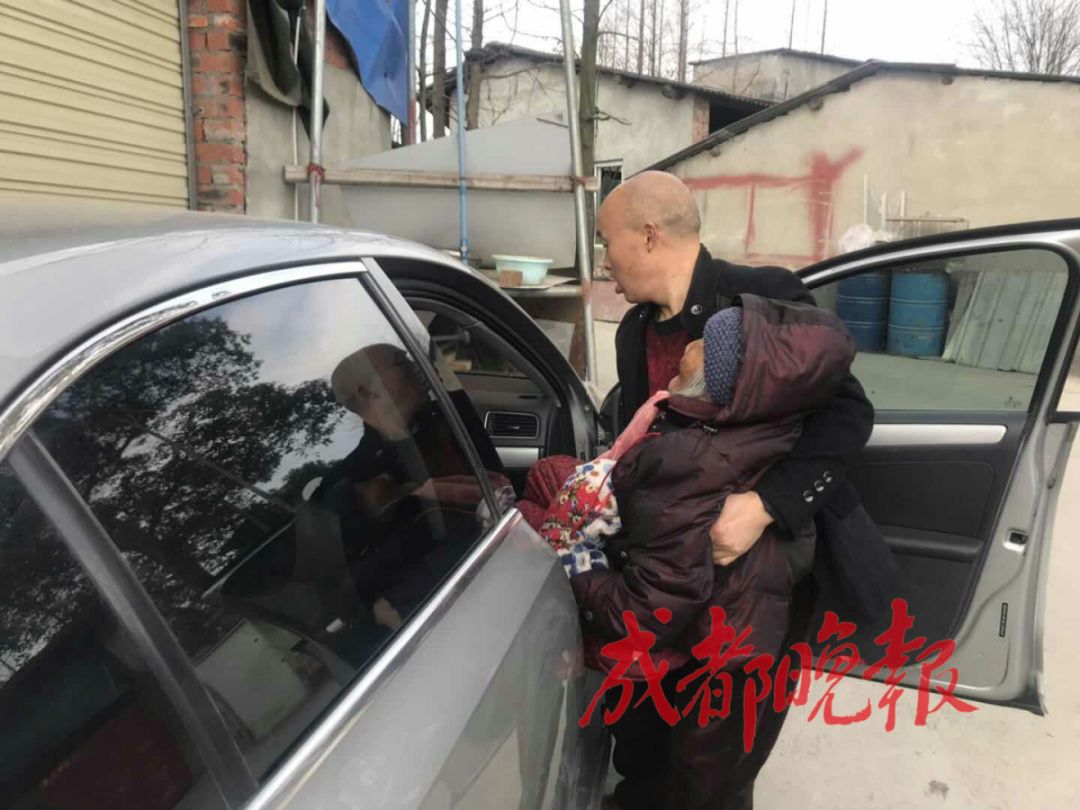 看哭！50歲貨車司機「載9旬病母工作7年」  緊牽雙手喊「副駕駛永遠為您留著」全村淚崩