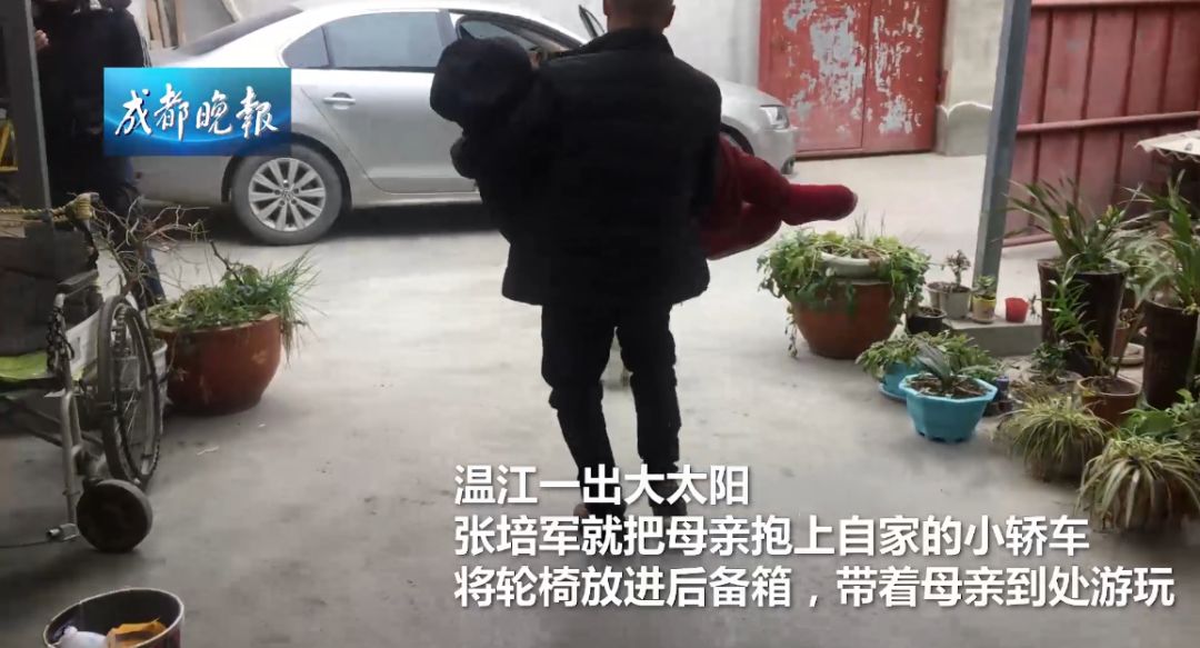 看哭！50歲貨車司機「載9旬病母工作7年」  緊牽雙手喊「副駕駛永遠為您留著」全村淚崩