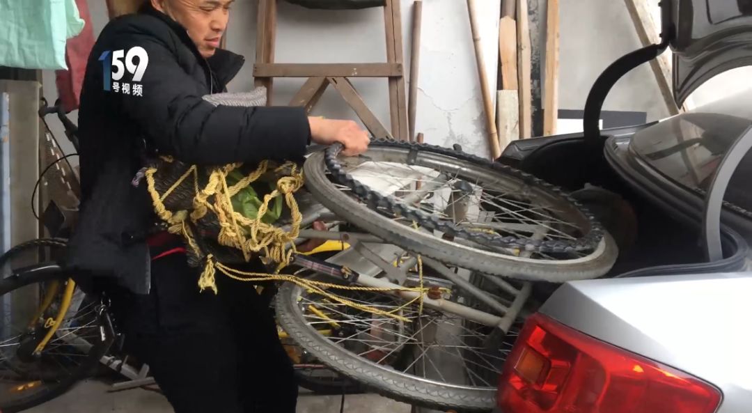 看哭！50歲貨車司機「載9旬病母工作7年」  緊牽雙手喊「副駕駛永遠為您留著」全村淚崩