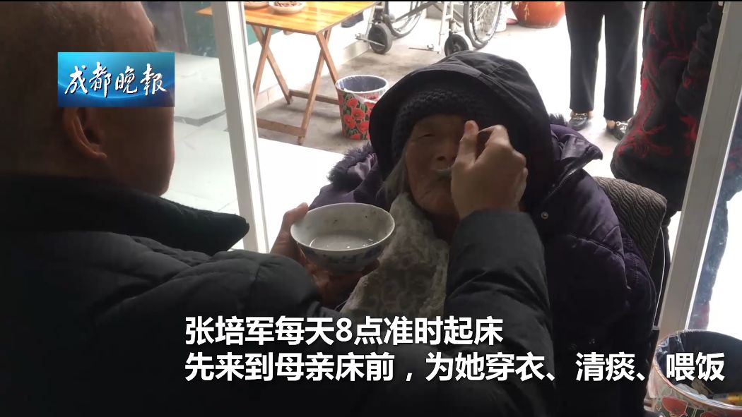 看哭！50歲貨車司機「載9旬病母工作7年」  緊牽雙手喊「副駕駛永遠為您留著」全村淚崩