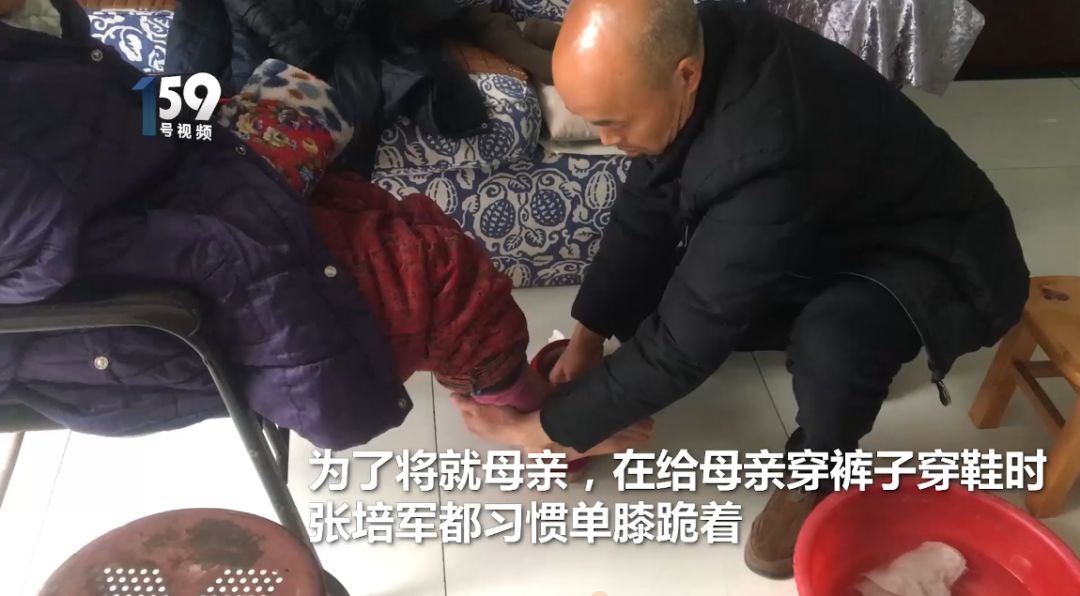 看哭！50歲貨車司機「載9旬病母工作7年」  緊牽雙手喊「副駕駛永遠為您留著」全村淚崩
