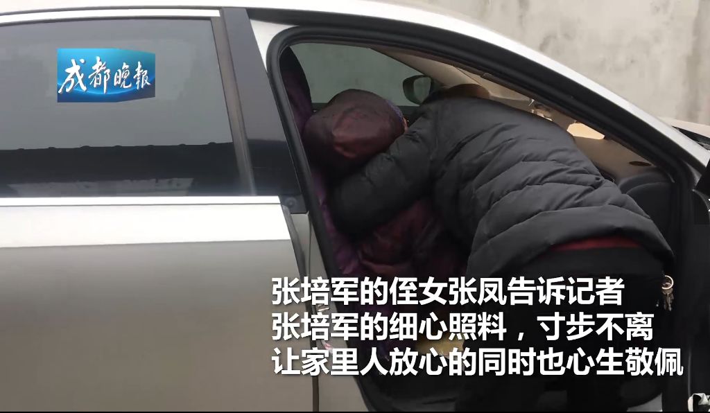 看哭！50歲貨車司機「載9旬病母工作7年」  緊牽雙手喊「副駕駛永遠為您留著」全村淚崩
