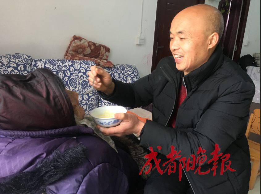看哭！50歲貨車司機「載9旬病母工作7年」  緊牽雙手喊「副駕駛永遠為您留著」全村淚崩