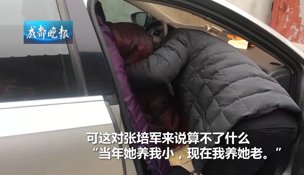 看哭！50歲貨車司機「載9旬病母工作7年」  緊牽雙手喊「副駕駛永遠為您留著」全村淚崩