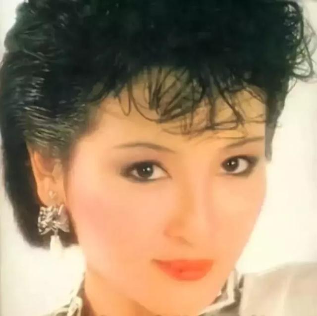 餘生做回自己！謝霆鋒母「28歲嫁浪子」忍了16年離婚　今帶著現任「與前夫喝茶」感情好到不行