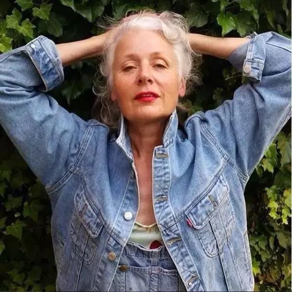 人生已過大半為何不取悅自己？62歲的她「獨自穿著花裙環遊世界」：做回18歲少女