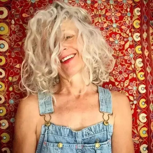 人生已過大半為何不取悅自己？62歲的她「獨自穿著花裙環遊世界」：做回18歲少女