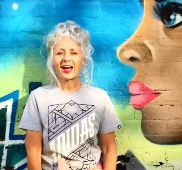 人生已過大半為何不取悅自己？62歲的她「獨自穿著花裙環遊世界」：做回18歲少女