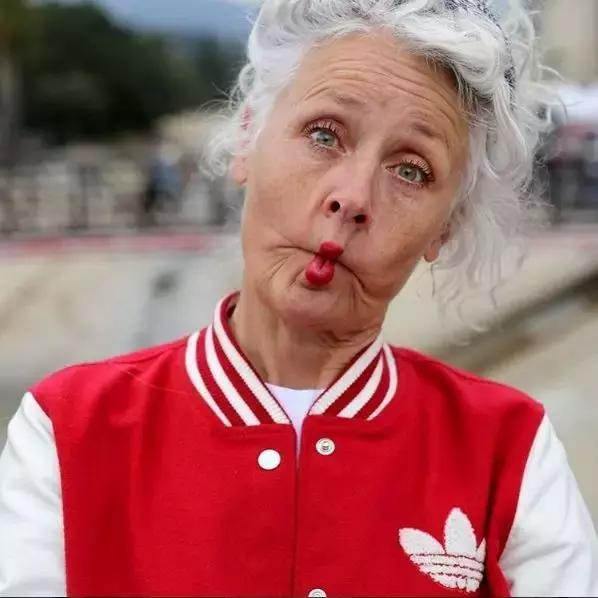 人生已過大半為何不取悅自己？62歲的她「獨自穿著花裙環遊世界」：做回18歲少女