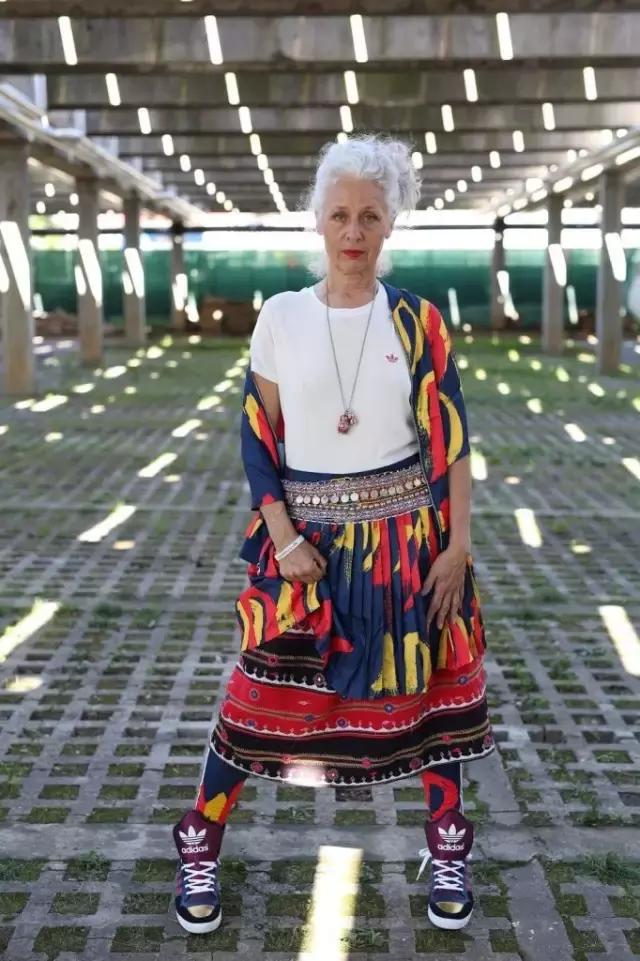 人生已過大半為何不取悅自己？62歲的她「獨自穿著花裙環遊世界」：做回18歲少女