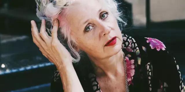 人生已過大半為何不取悅自己？62歲的她「獨自穿著花裙環遊世界」：做回18歲少女