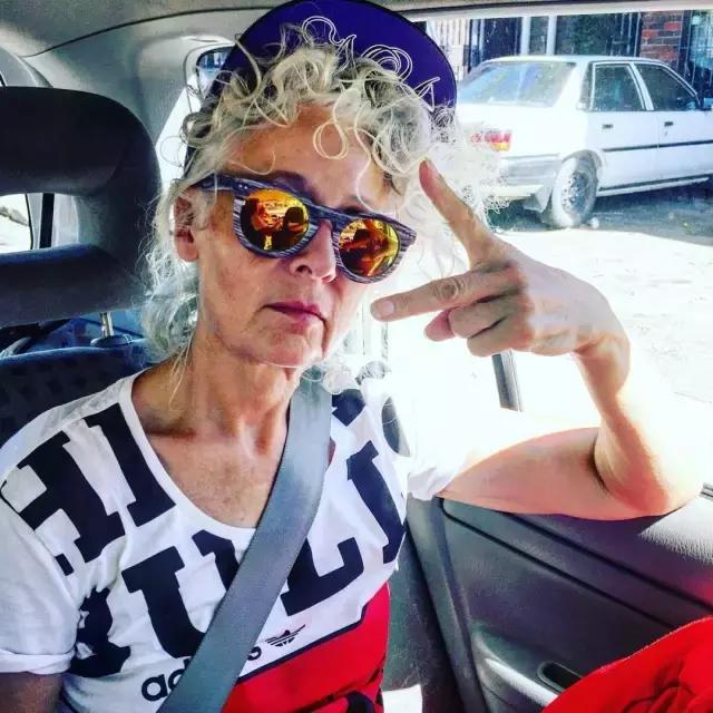 人生已過大半為何不取悅自己？62歲的她「獨自穿著花裙環遊世界」：做回18歲少女