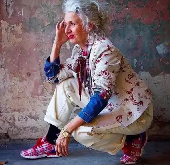 人生已過大半為何不取悅自己？62歲的她「獨自穿著花裙環遊世界」：做回18歲少女