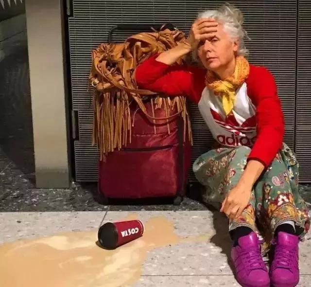 人生已過大半為何不取悅自己？62歲的她「獨自穿著花裙環遊世界」：做回18歲少女