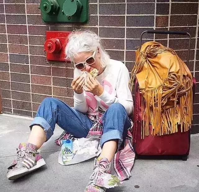 人生已過大半為何不取悅自己？62歲的她「獨自穿著花裙環遊世界」：做回18歲少女