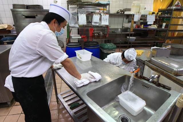 豁出去了！渡假村惡主管逼加班「無薪做功德」  實習生「一天做13小時吃剩飯」集體下山反擊大快人心