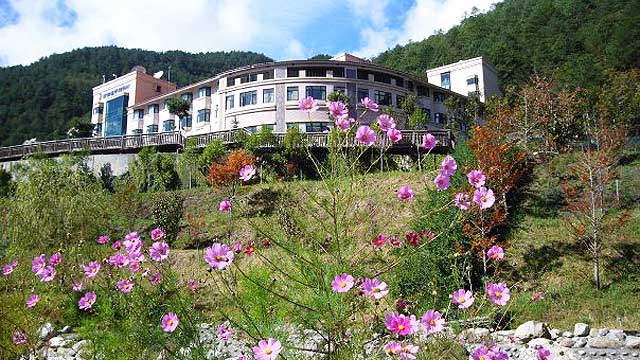 豁出去了！渡假村惡主管逼加班「無薪做功德」  實習生「一天做13小時吃剩飯」集體下山反擊大快人心