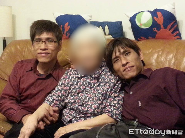 默默關心42年！連體嬰忠仁、忠義「親生爸媽不能接受」連夜逃走　無血緣媽媽「看著他們長大成人」不敢相認
