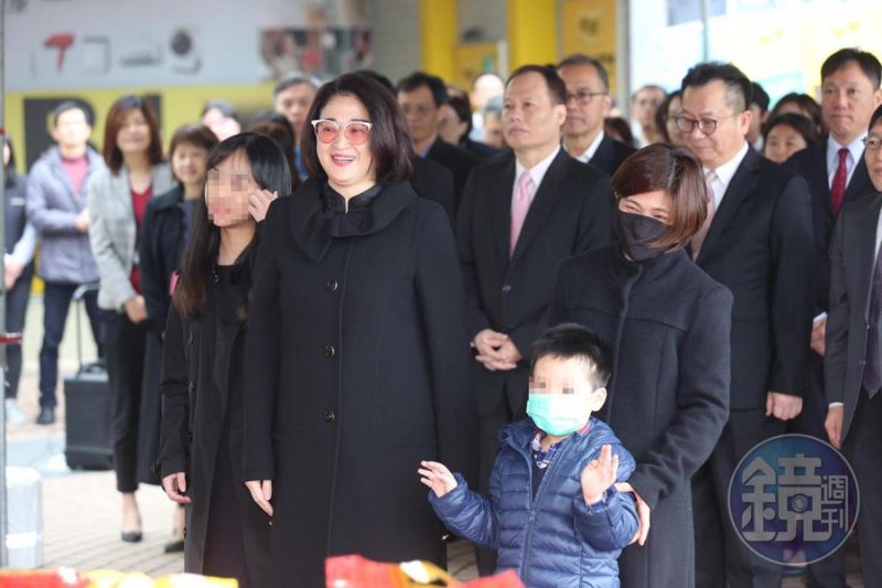 嚴凱泰遺孀「很早就接手集團」冠夫姓扛下重擔　4大老臣曝「她比嚴凱泰還厲害」不得不佩服她