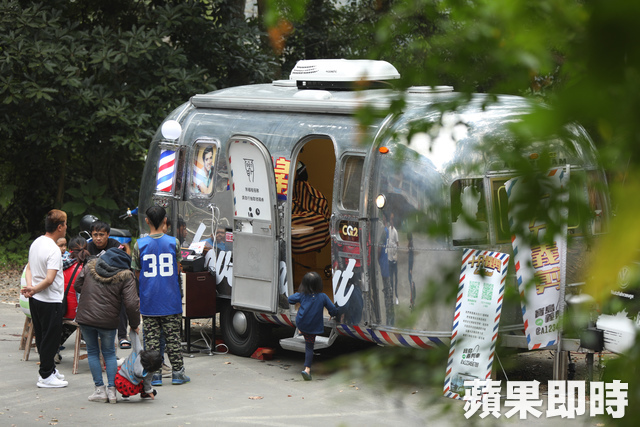 愛心剪刀手率「義剪團」前進偏鄉！ 魔髮車服務超過1500人…為居民笑容他堅持「永遠做下去」