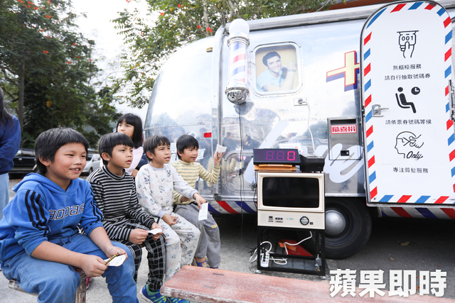 愛心剪刀手率「義剪團」前進偏鄉！ 魔髮車服務超過1500人…為居民笑容他堅持「永遠做下去」