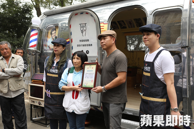 愛心剪刀手率「義剪團」前進偏鄉！ 魔髮車服務超過1500人…為居民笑容他堅持「永遠做下去」