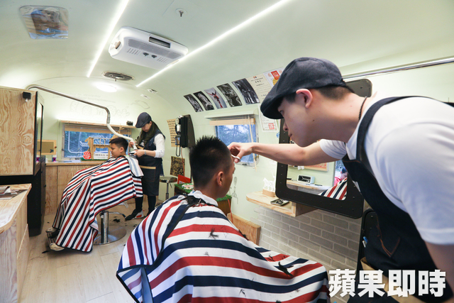 愛心剪刀手率「義剪團」前進偏鄉！ 魔髮車服務超過1500人…為居民笑容他堅持「永遠做下去」