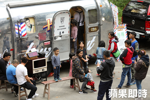 愛心剪刀手率「義剪團」前進偏鄉！ 魔髮車服務超過1500人…為居民笑容他堅持「永遠做下去」