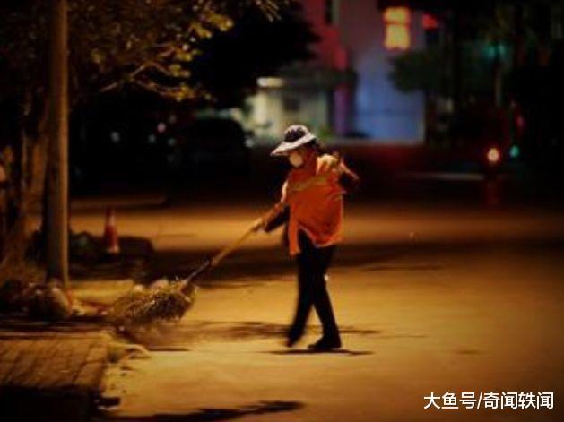 清潔工撿到10萬，半小時後失主趕到，看見清潔工「面容」 竟丟錢拔腿狂奔！