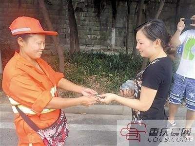 清潔工撿到10萬，半小時後失主趕到，看見清潔工「面容」 竟丟錢拔腿狂奔！