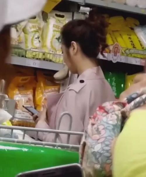 林心如逛超市被認出，網友們看到她的笑容，頓時覺得認錯了