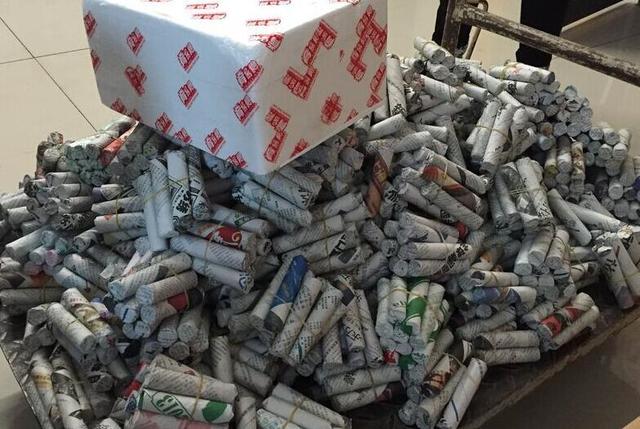 男子帶10萬硬幣去銀行,結果數完少20元,男子的話讓銀行工作人員慌了!