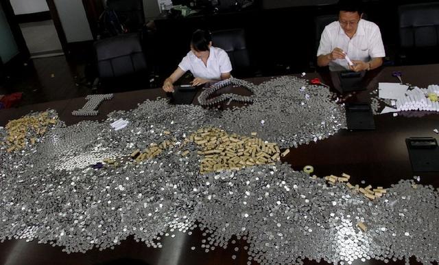 男子帶10萬硬幣去銀行,結果數完少20元,男子的話讓銀行工作人員慌了!