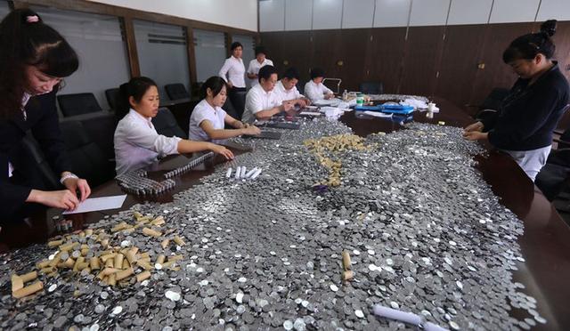 男子帶10萬硬幣去銀行,結果數完少20元,男子的話讓銀行工作人員慌了!