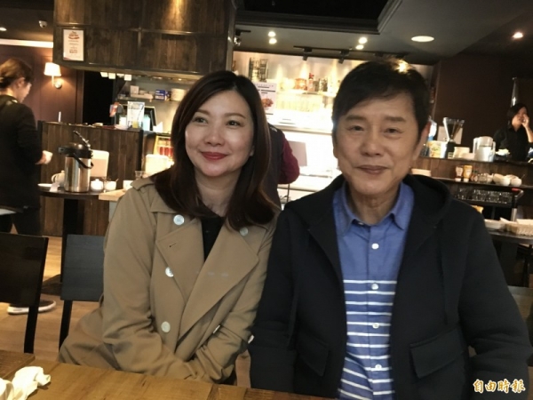 72歲黃西田昔欠5千萬「小15歲愛妻挺孕肚工作」不離棄　「結婚34年甜蜜如初」眼神都是愛意