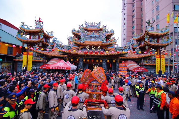 百年罕見！大甲媽、白沙屯媽祖「同時起駕繞境」　2大女神難得相遇「廟方一句話神解」　 