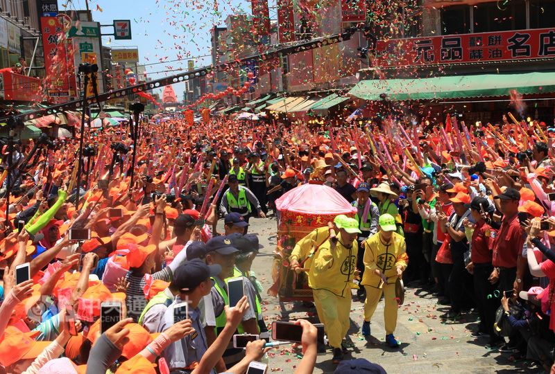 百年罕見！大甲媽、白沙屯媽祖「同時起駕繞境」　2大女神難得相遇「廟方一句話神解」　 