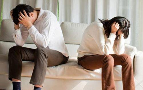 為慶祝妻子凈身出戶，丈夫舉辦離婚慶典，見到妻子簡訊後癱在地上